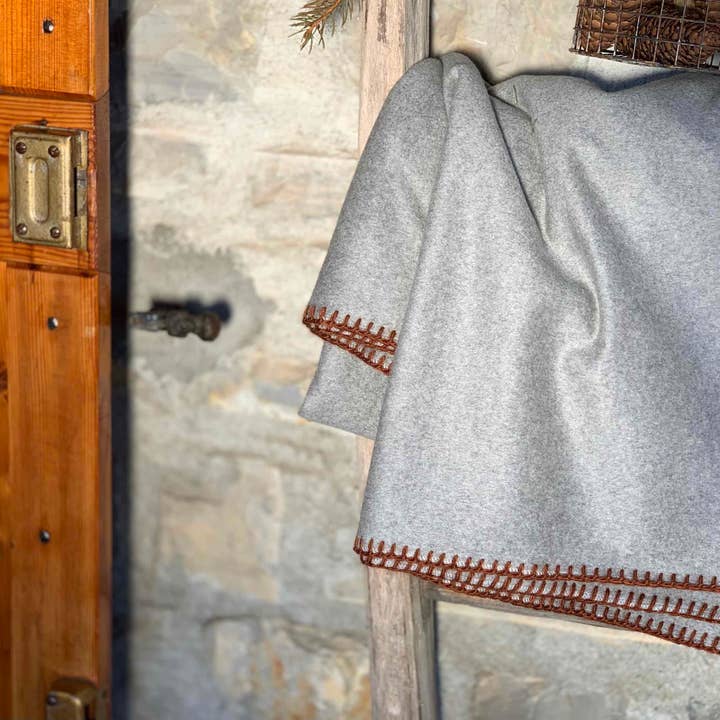 C.C.&Co.Srl – wholesale Prydnadsfilt – Pure Cashmere Filt med sadel nertill i bränd färg Cod 524