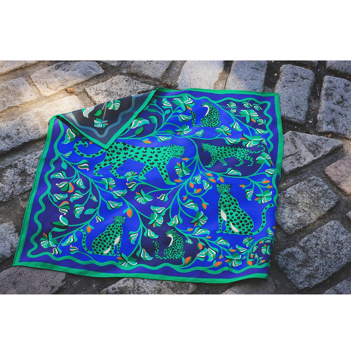 Jessie Zhao New York - Vendita all'ingrosso Sciarpa - Donna - Sciarpa di seta bifacciale con leopardi nella natura verdeggiante10