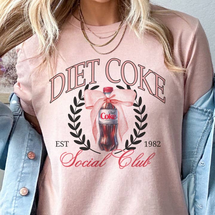 Par.tees by Party On! - Venta al por mayor Camiseta serigrafiada - Mujer - Camiseta gráfica de Coca-Cola Light Social Club Coquette Soda.