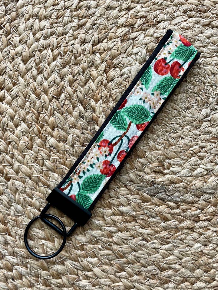Rifle Paper Co. Llavero de pulsera con forma de flor de cerezo negro para venta al por mayor de Designs by Rachel Joy