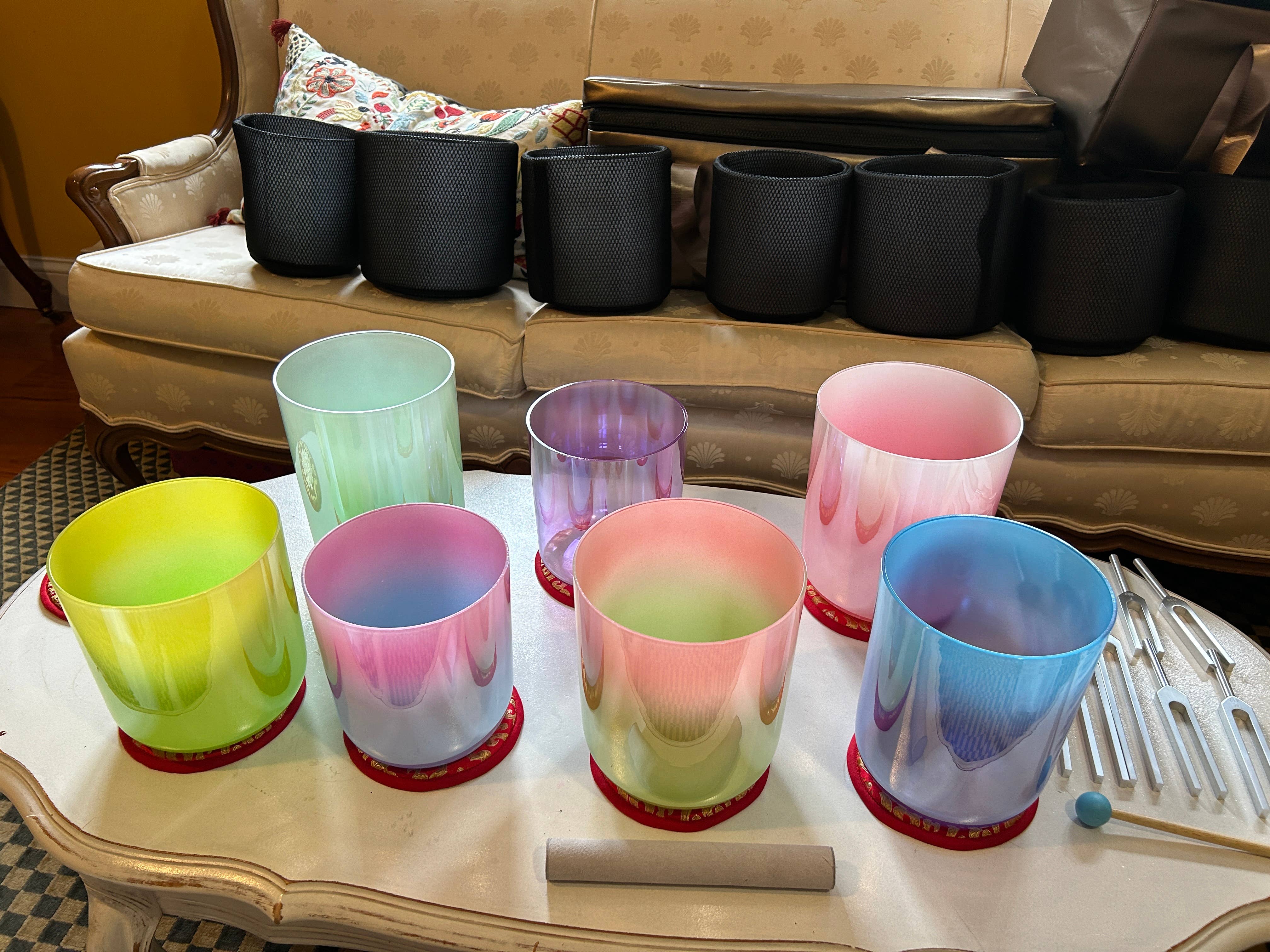 Heritage good Nepal – Großhandel Meditationszubehör – 432Hz Set mit 7 farbigen Alchemie-Kristall-Klangschalen 15–18 cm1