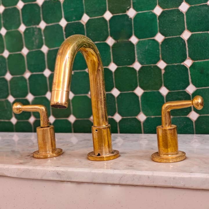 Massiv mässingsdäckmonterad, antik mässingsskåp med 3 hål för wholesale av Terracotta Design LTD