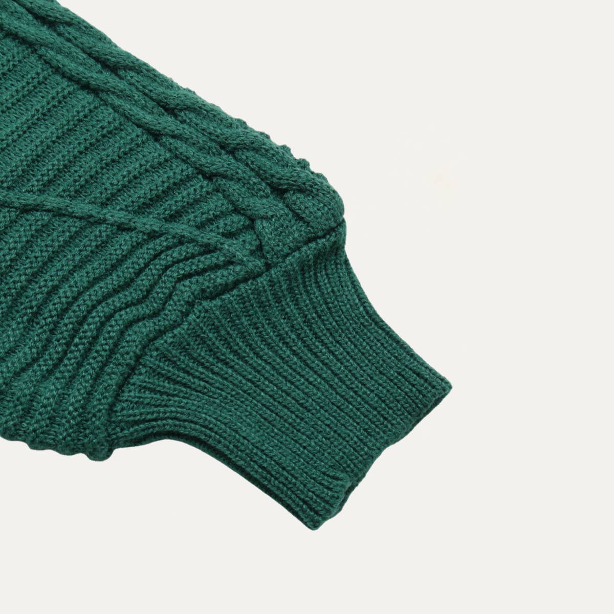 Verde cazador suéter de punto trenzado con detalles de perlas verdes navideñas de venta al por mayor en Faire4