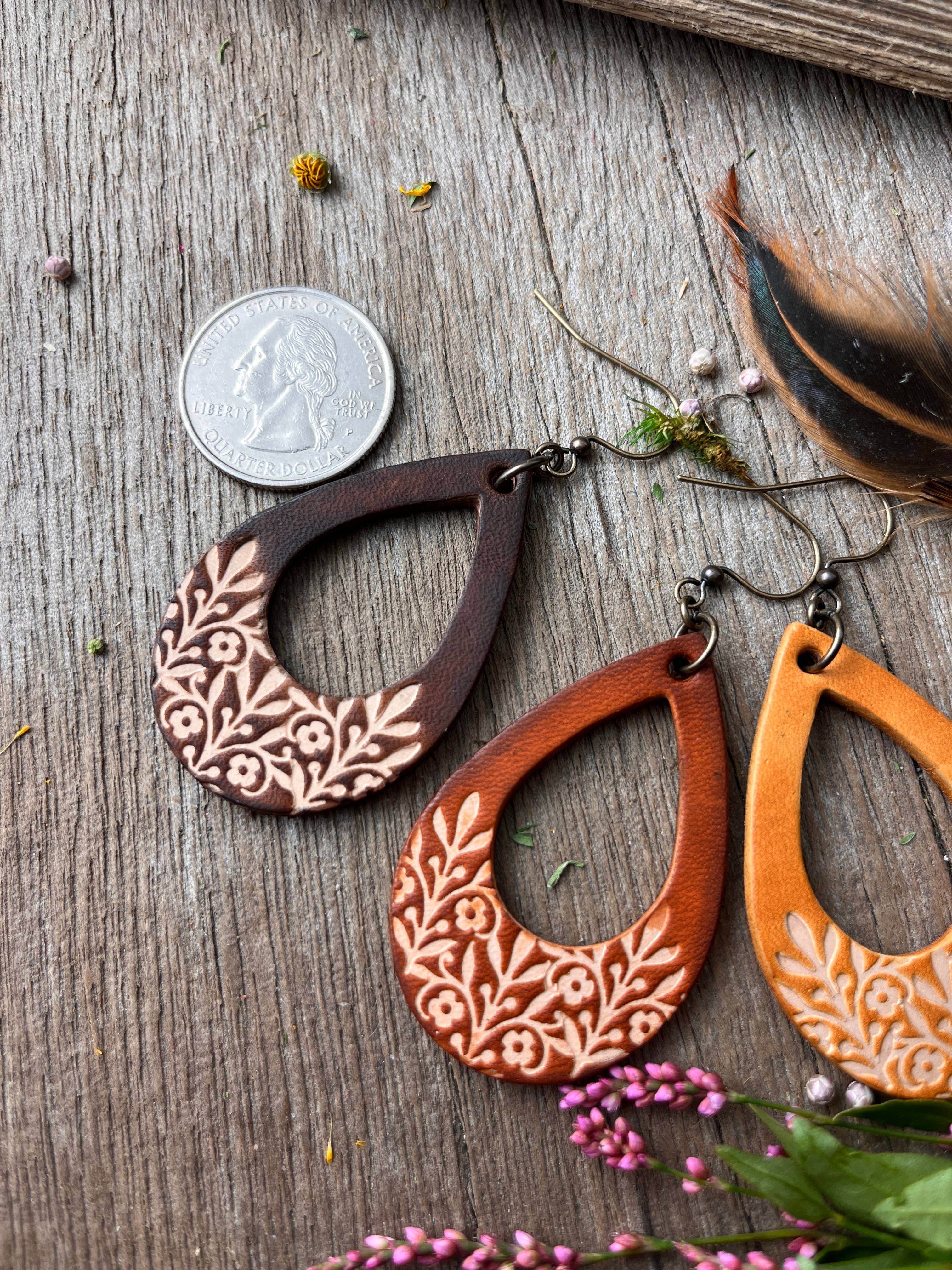 Red Pony Leather Goods – Brincos de argola por atacado – Brincos Lágrima Floral Boho Tooled Mão Tooled Couro Western Couro1