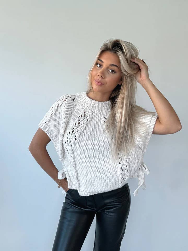 LORIANE - Wholesale Knitted jumper – Women′s - 129 sweater Vest/Ponchos
Two knots to tie on the side11