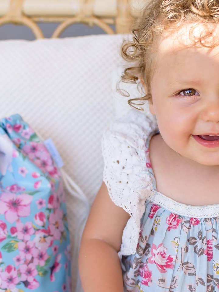 Multifunktionel taske M med stropper i blå hejre for engroshandel hos Pêra Doce