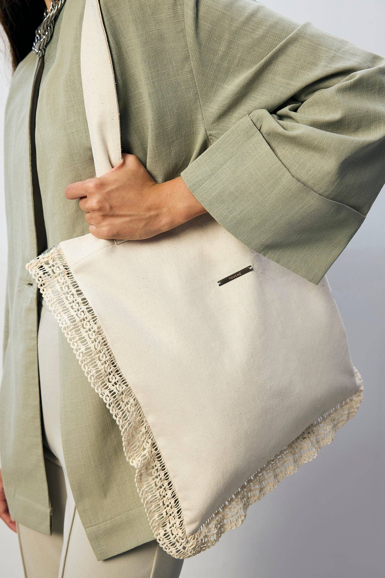 Krem LACE TRIM CANVAS TOTE BAG – EVERYDAY CHIC for wholesale on Faire2