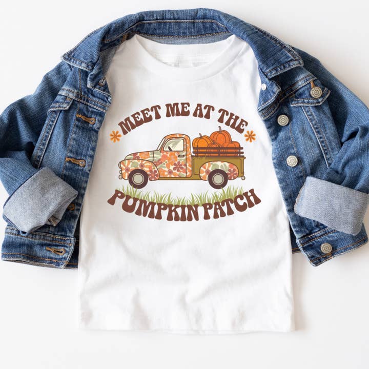 Rencontrez-moi au champ de citrouilles T-shirt graphique jeunesse d'automne pour la vente par Mama and Littles Apparel