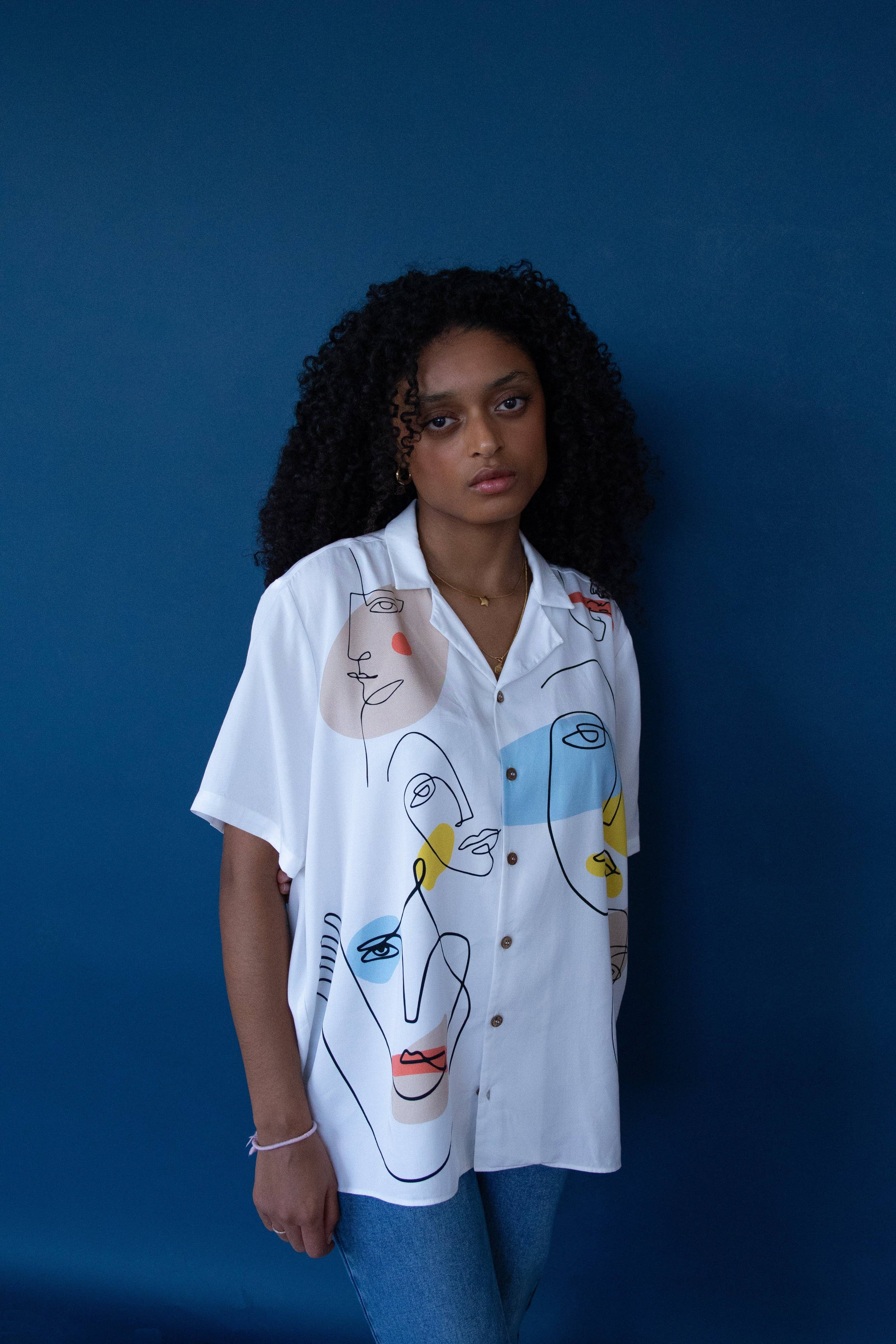 Alvorada Brand - Vente Chemise – unisexe - Chemise blanche avec imprimé « Faces »1