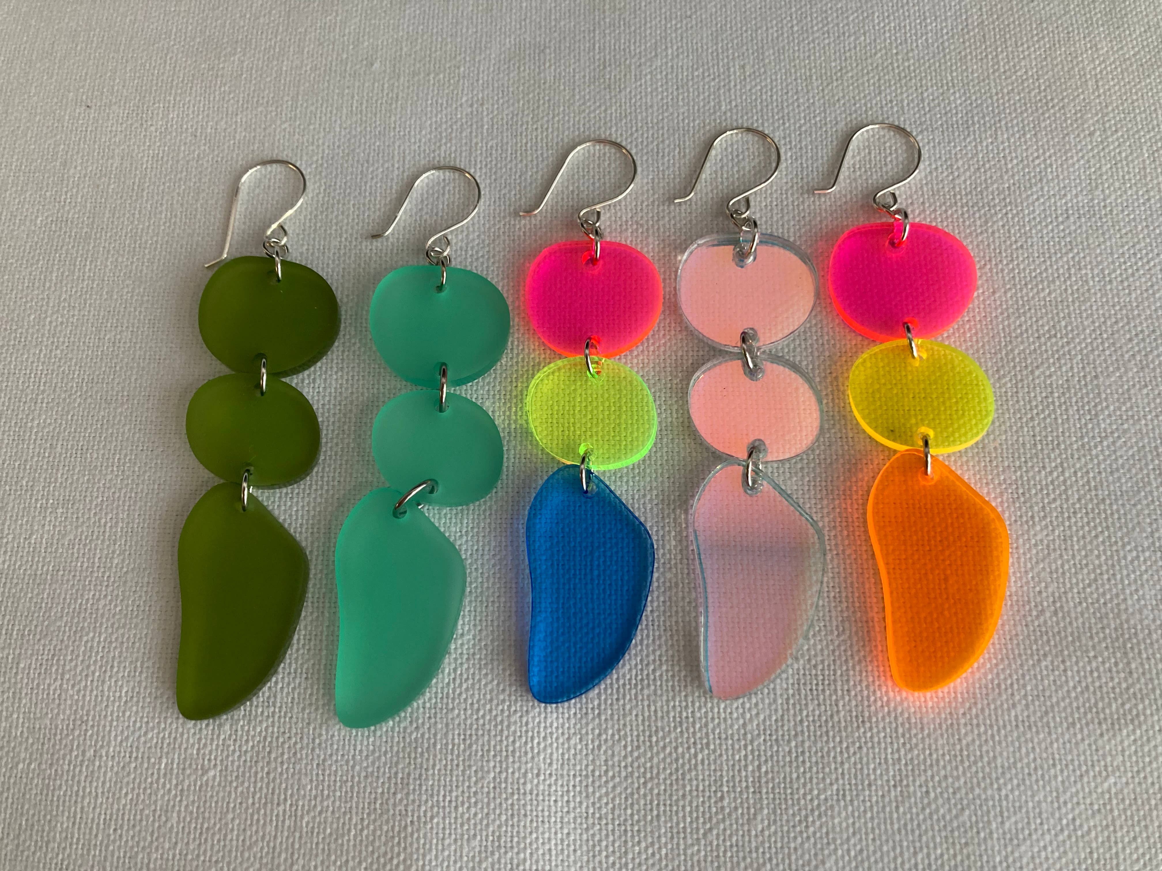 The Lost & Found - Vendita all'ingrosso Orecchini pendenti - Orecchini a tripla goccia «Rainbow Irridescent»10