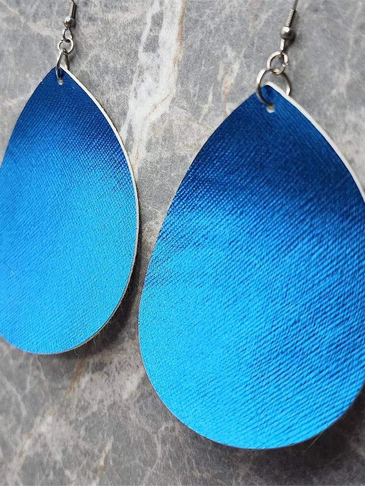 Grandes boucles d'oreilles en similicuir bleu métallisé pour la vente par Simply Raevyn