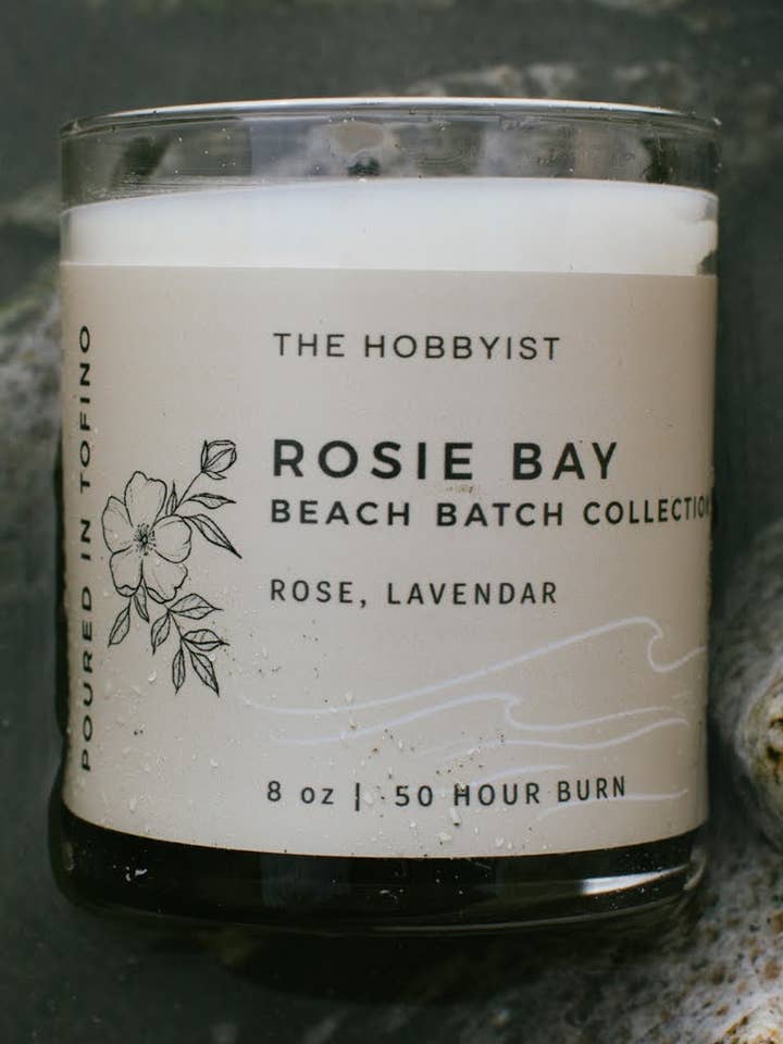 Bougie parfumée au soja Rosie Bay pour la vente par The Hobbyist
