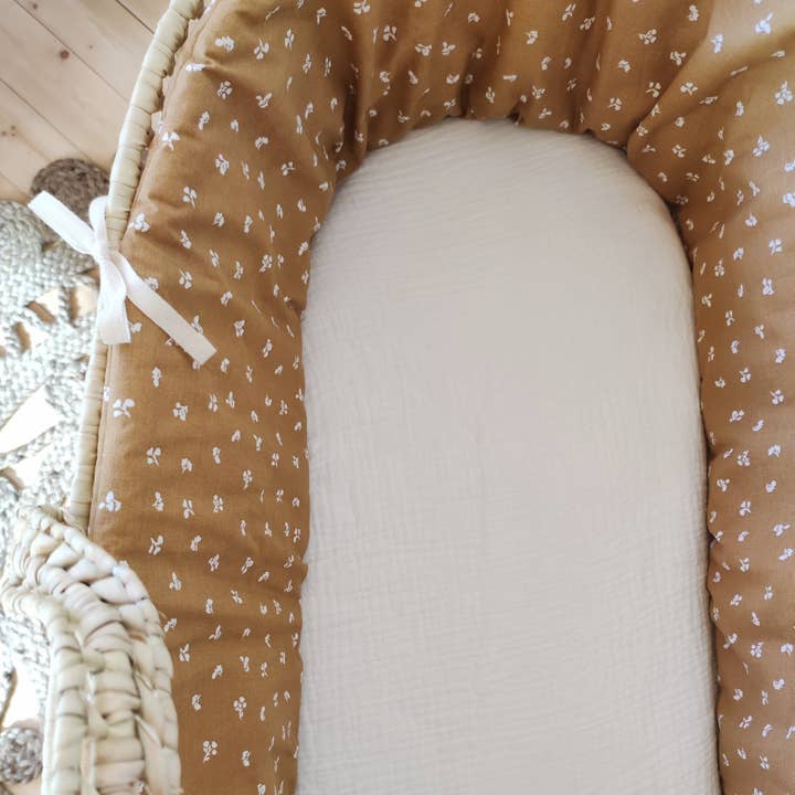 Les p'tites Merveilles de Bérénice - Vendita all'ingrosso Culla - Neonati - Culla per neonati con rivestimento in cotone integrale « cinnamon flowers » cammello e bianco1