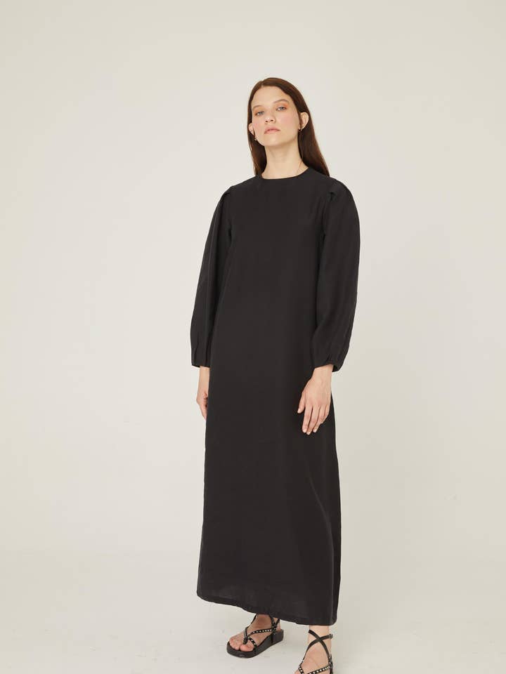 Sort linnedkjole i høj kvalitet 🌿 for engroshandel hos SAARADE