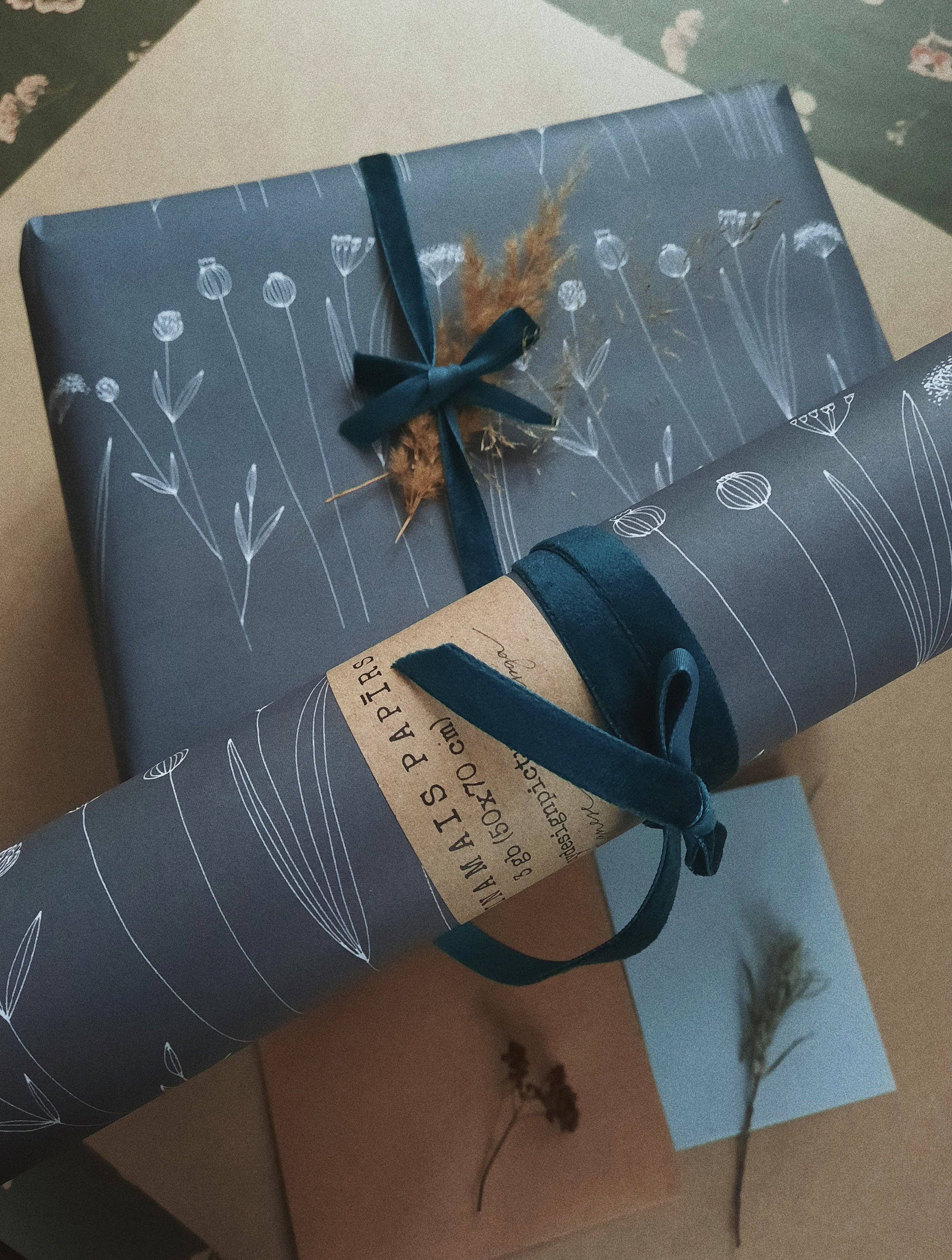 MyDesignPictures - Vente Feuille de papier cadeau - Lot de 3 feuilles de papier cadeau blanc à motif floral2