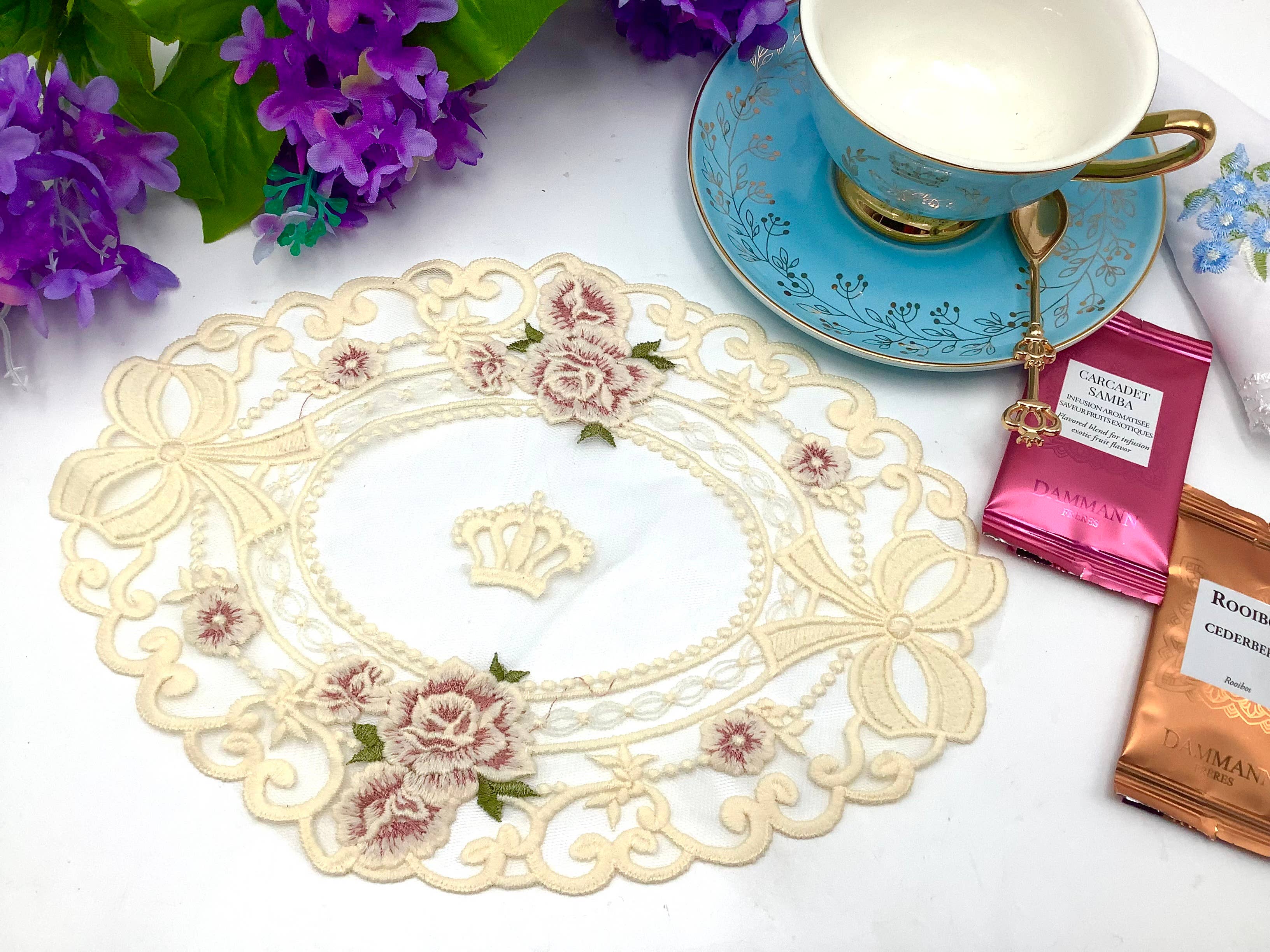 All Little Cute Things - Vente Sets de table - Ensemble de table napperon en dentelle française vintage Regency Crown7