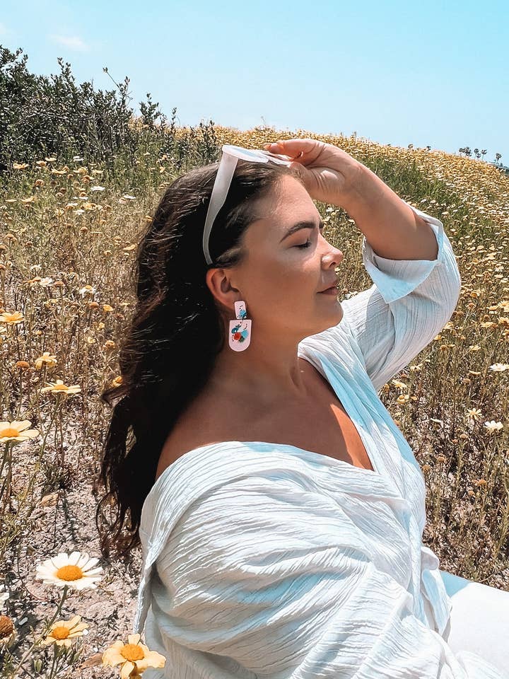 Carla en fleur sauvage peinte à la main pour la vente par Corvega Clay Goods