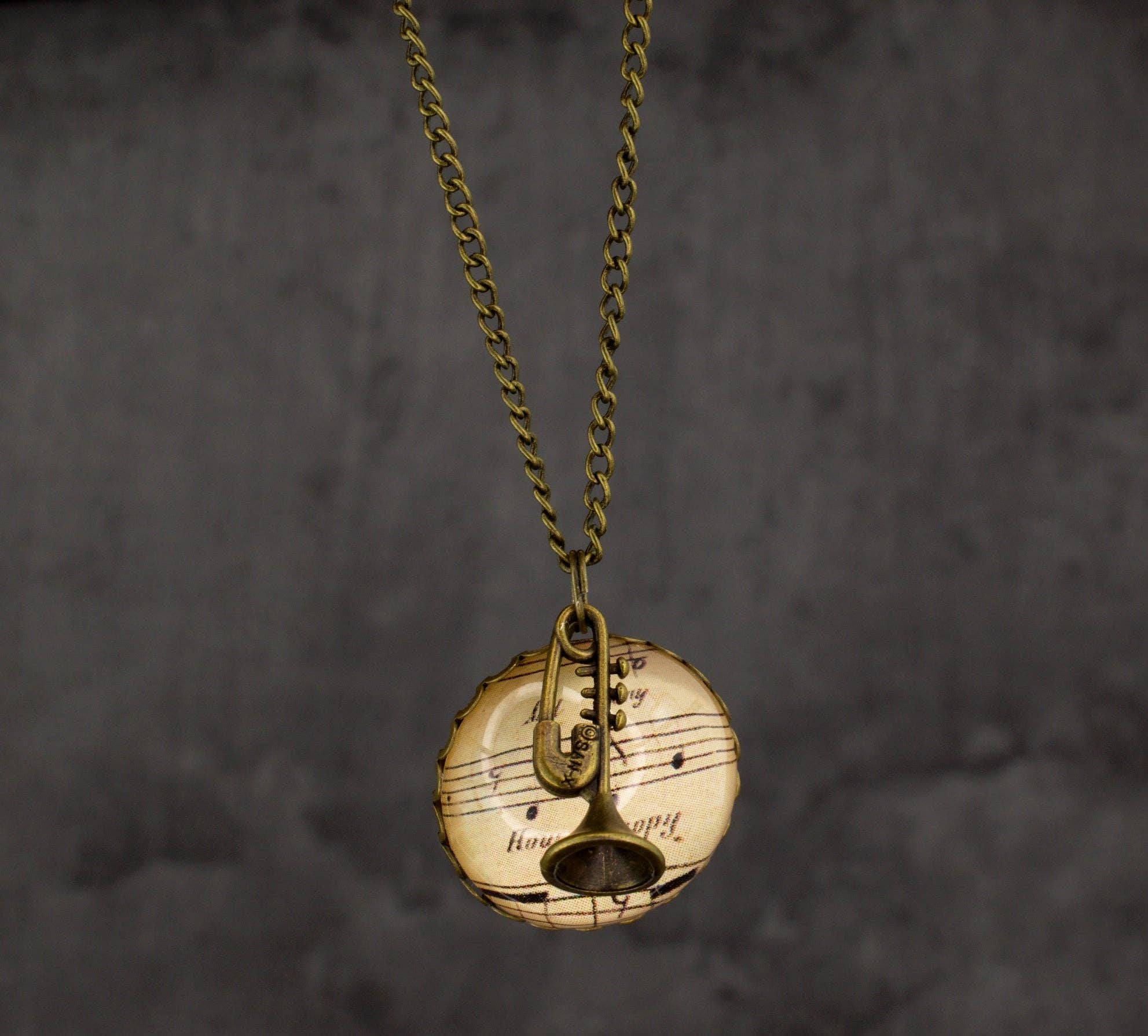 MadamLili - Wholesale Halskettinghanger - Bronzen ketting in vintage stijl met trompet hanger1