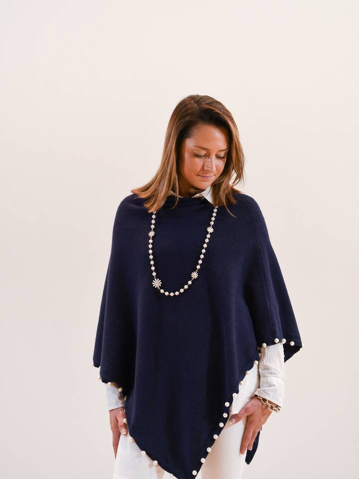 El poncho Peyton Pearl en azul marino para venta al por mayor de Liza Byrd