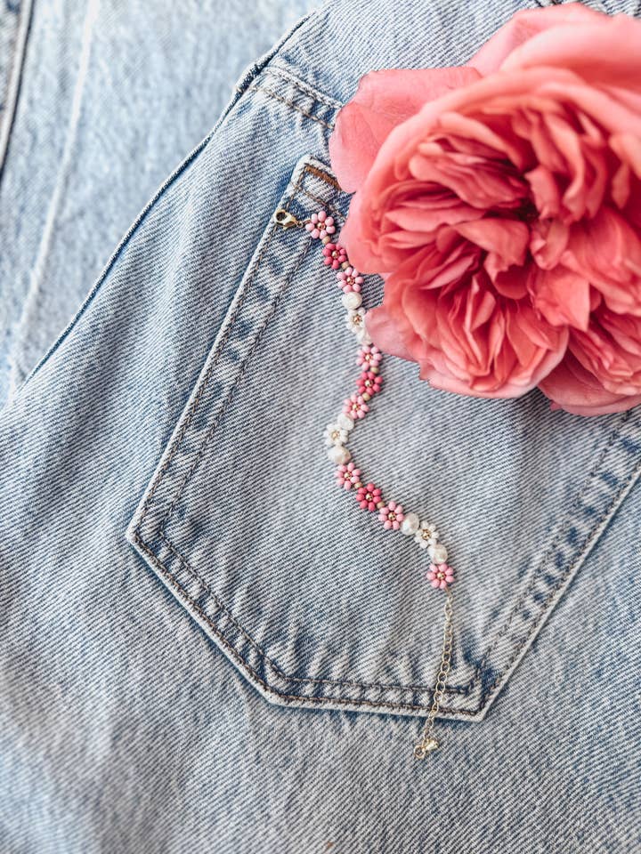 Il Braccialetto & Cavigliera Daisy in Frosé per la vendita all'ingrosso da parte di Oak + Eve