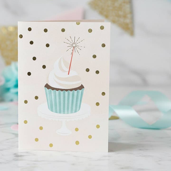 🎉 Célébrez avec Éclat : La Carte d'Anniversaire Cupcake ✨ pour la vente par Davis Stationery