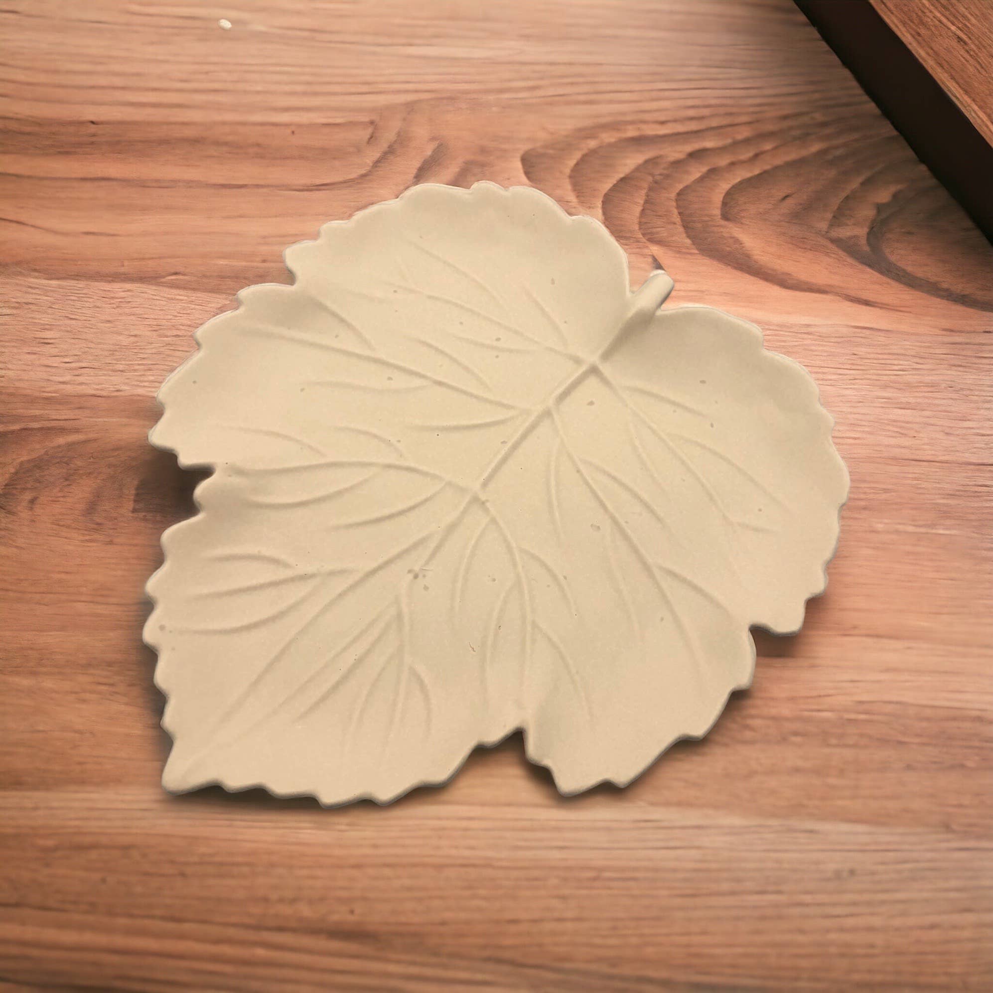 Eco Homeware Studio - Vente Plateaux à bijoux - Grand plat à feuilles en jesmonite fait main - Marron pâle3
