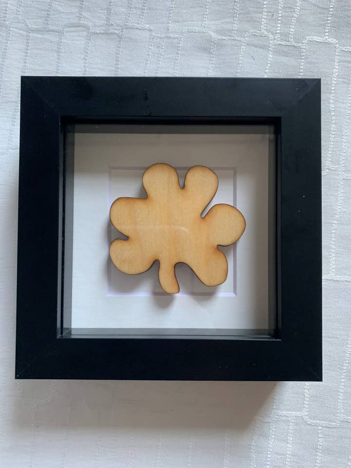 SHAMROCK - Træfinish - Laserskåret krydsfiner indrammet 4x4'' for engroshandel hos Clemence Prosen Art & Design