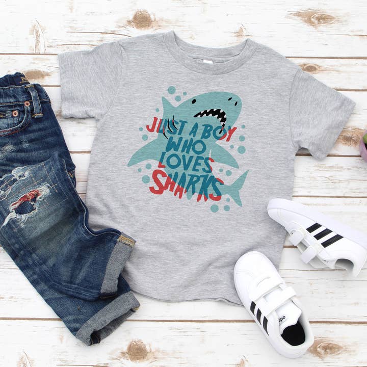 Bara en pojke som älskar hajar småbarn och ungdomströja för wholesale av Itsy Bitsy Bella Co
