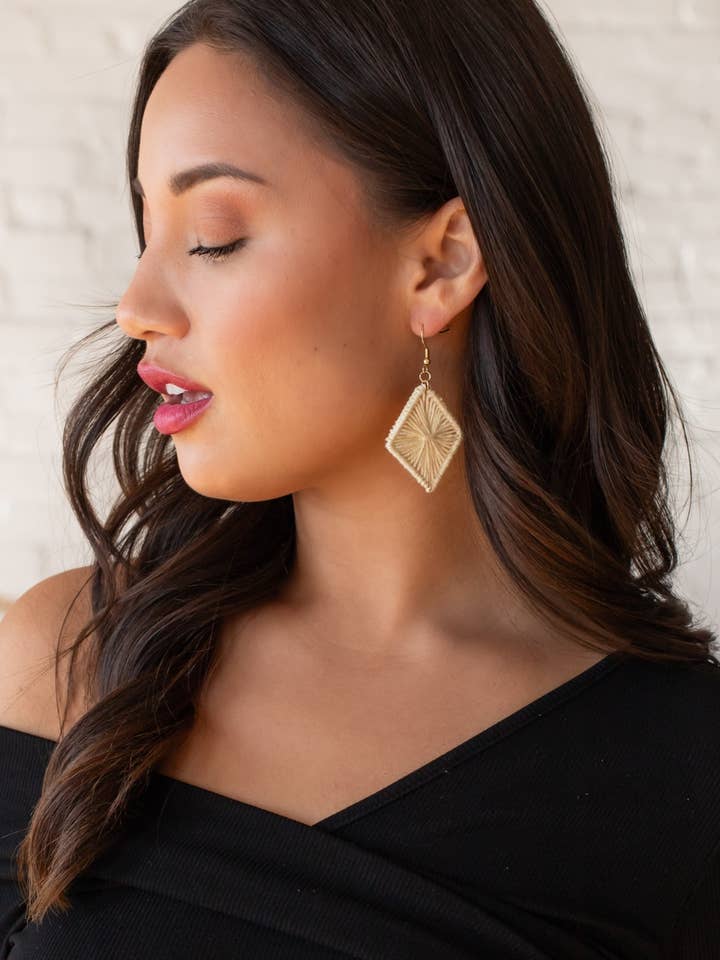 Örhängen med vävt mönster i krämfärgad diamant för wholesale av Panache Apparel Co.