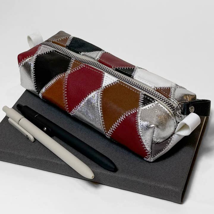 Trousse à crayons recyclée – Marron/Argent/Bordeaux pour la vente par Claire Akkan