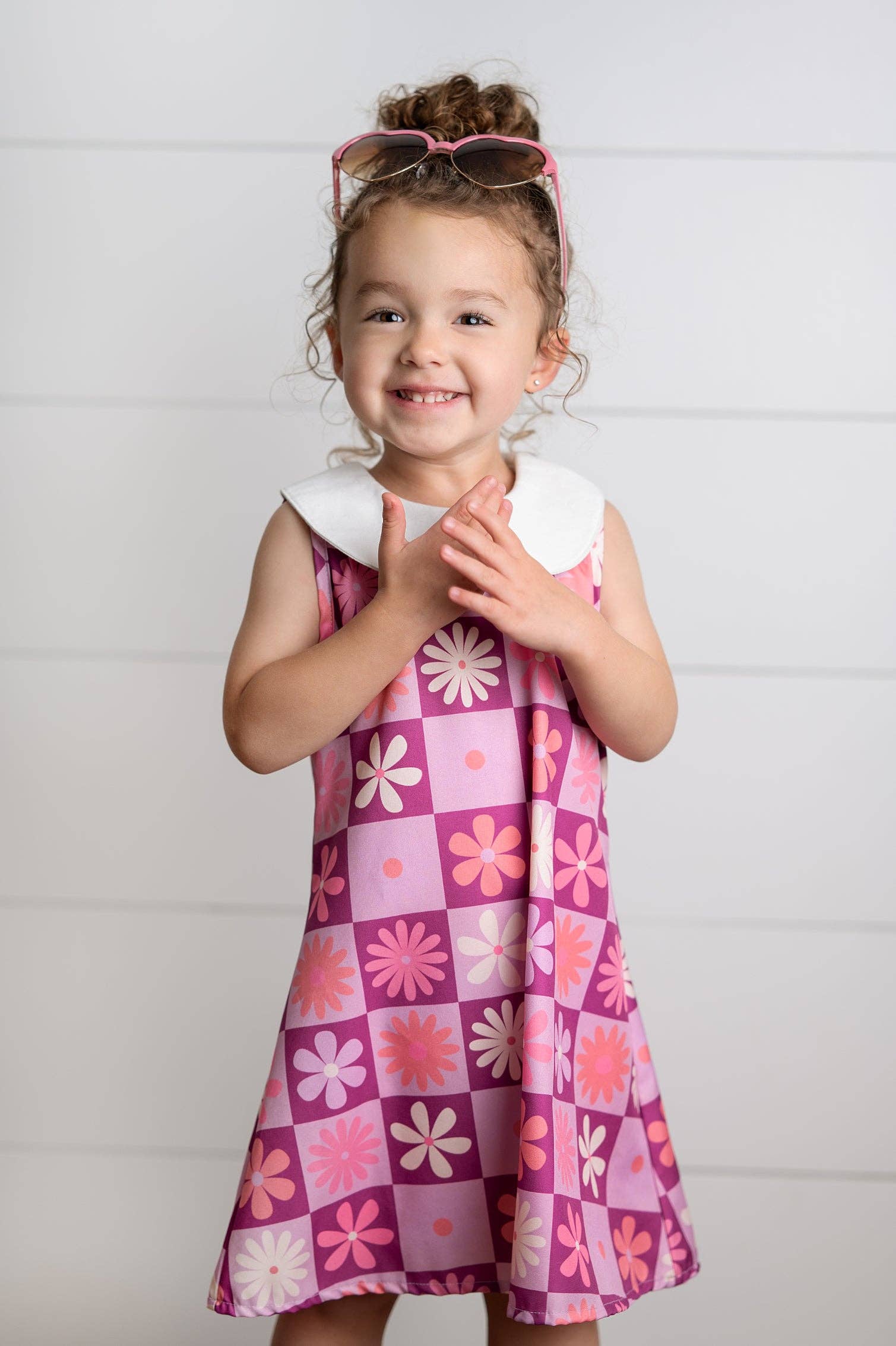 Wren & James - Vente Robe – enfant - Robe de printemps pour enfants avec col Claudine et motif rétro de fleurs violettes3