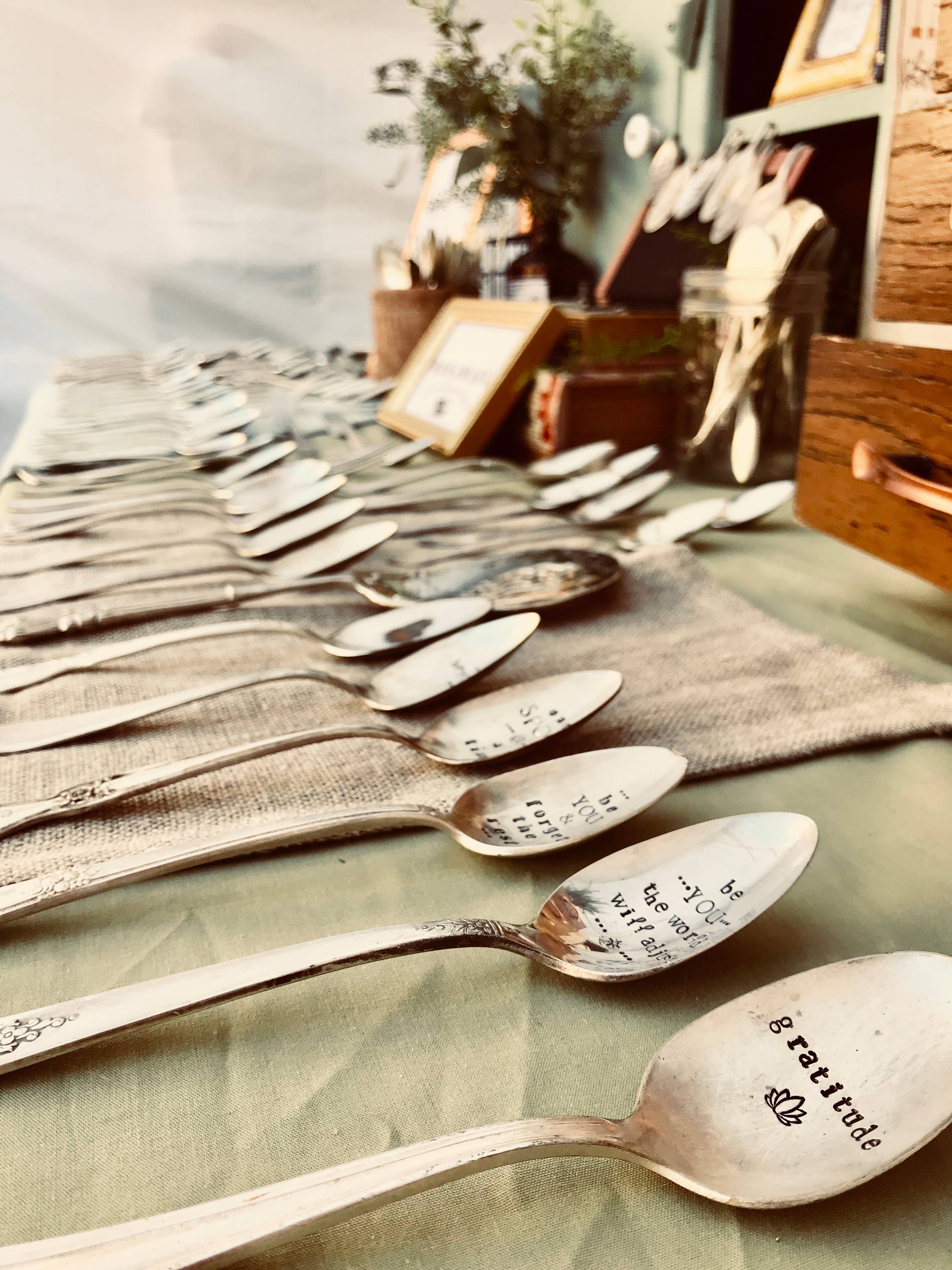 The WildSmith – Conjunto de talheres para servir por atacado – Colheres de chá vintage com gravações Nature11