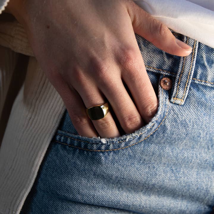 Crés-cere Rings – wholesale Signetring – Sydney - guldbelagd signetring med svart onyx för kvinnor1