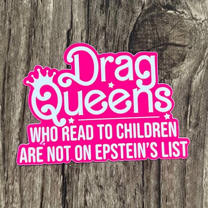 Epstein & Drag Queen lisant des autocollants de fierté LGBTQ pour la vente par S&Y Brand Paper co.
