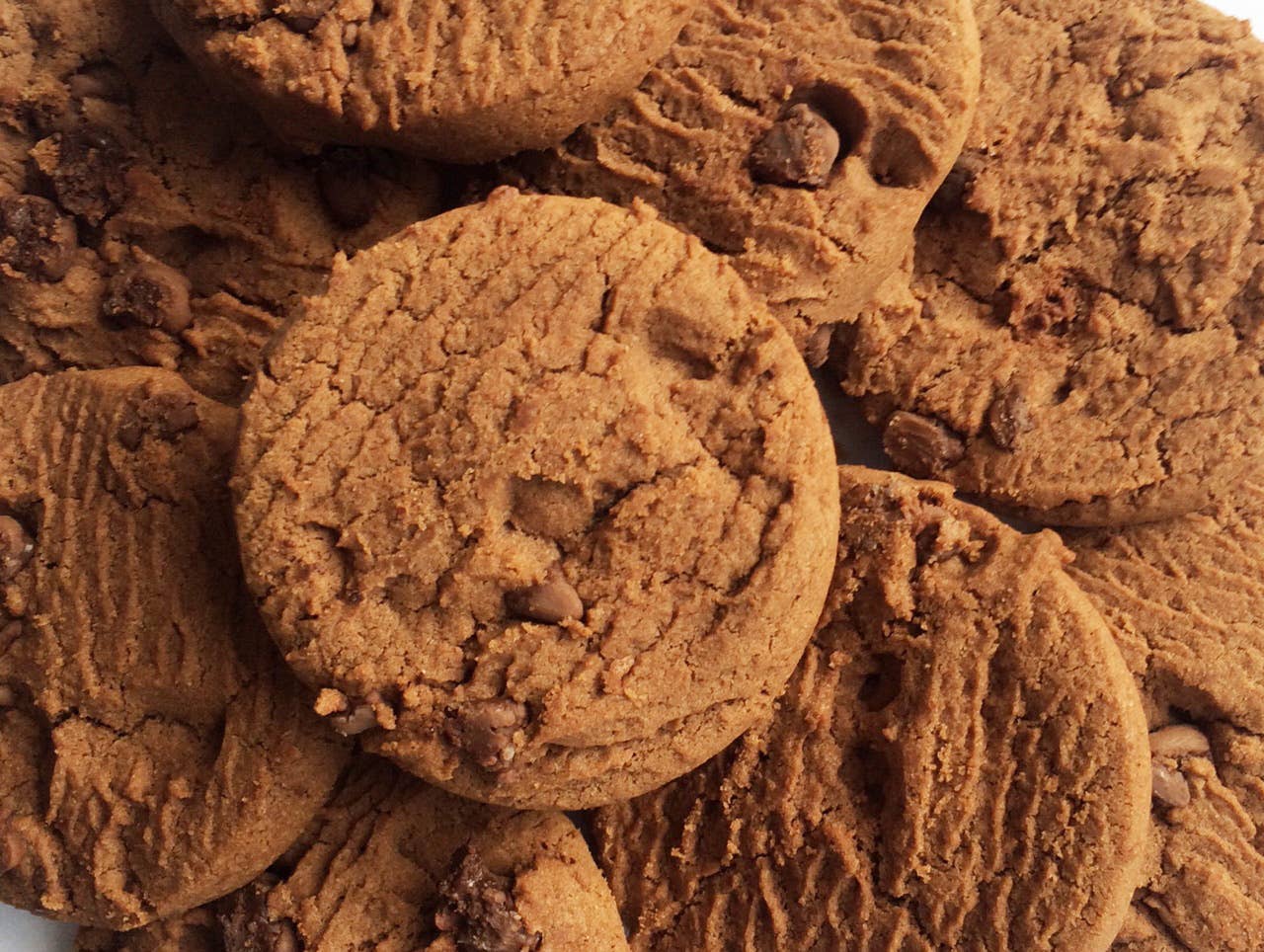 Churchill's Confectionery – wholesale Biscuit – Robin in Winter Gift Tin Belgian Chocolate Chunk Biscuits2