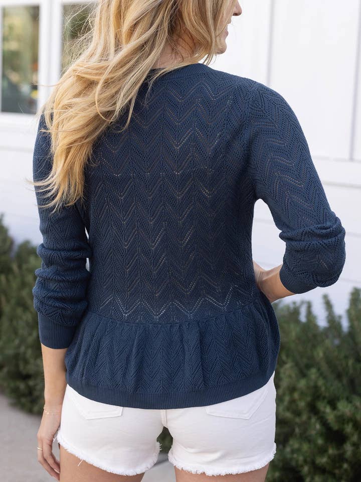 Djupt hav Pointelle Peplum-kofta i Deep Sea för wholesale på Faire5