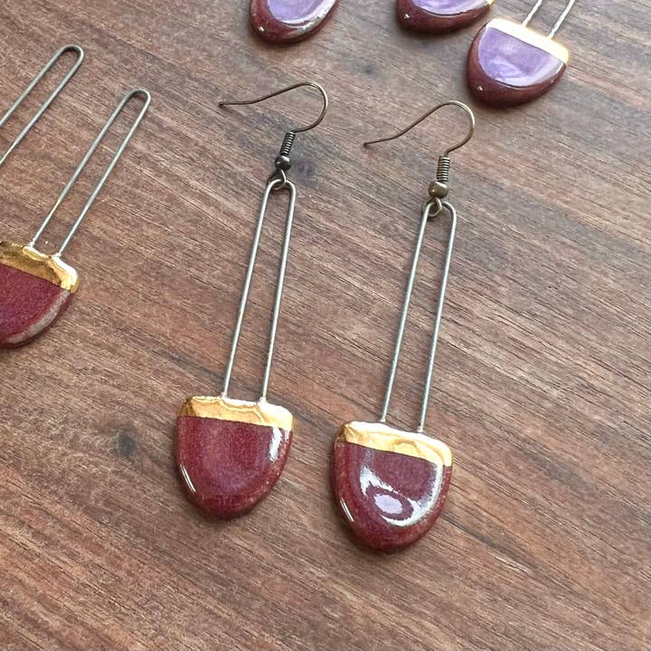 Rödbrun halv oval lerörhänge för wholesale av The Artifact House