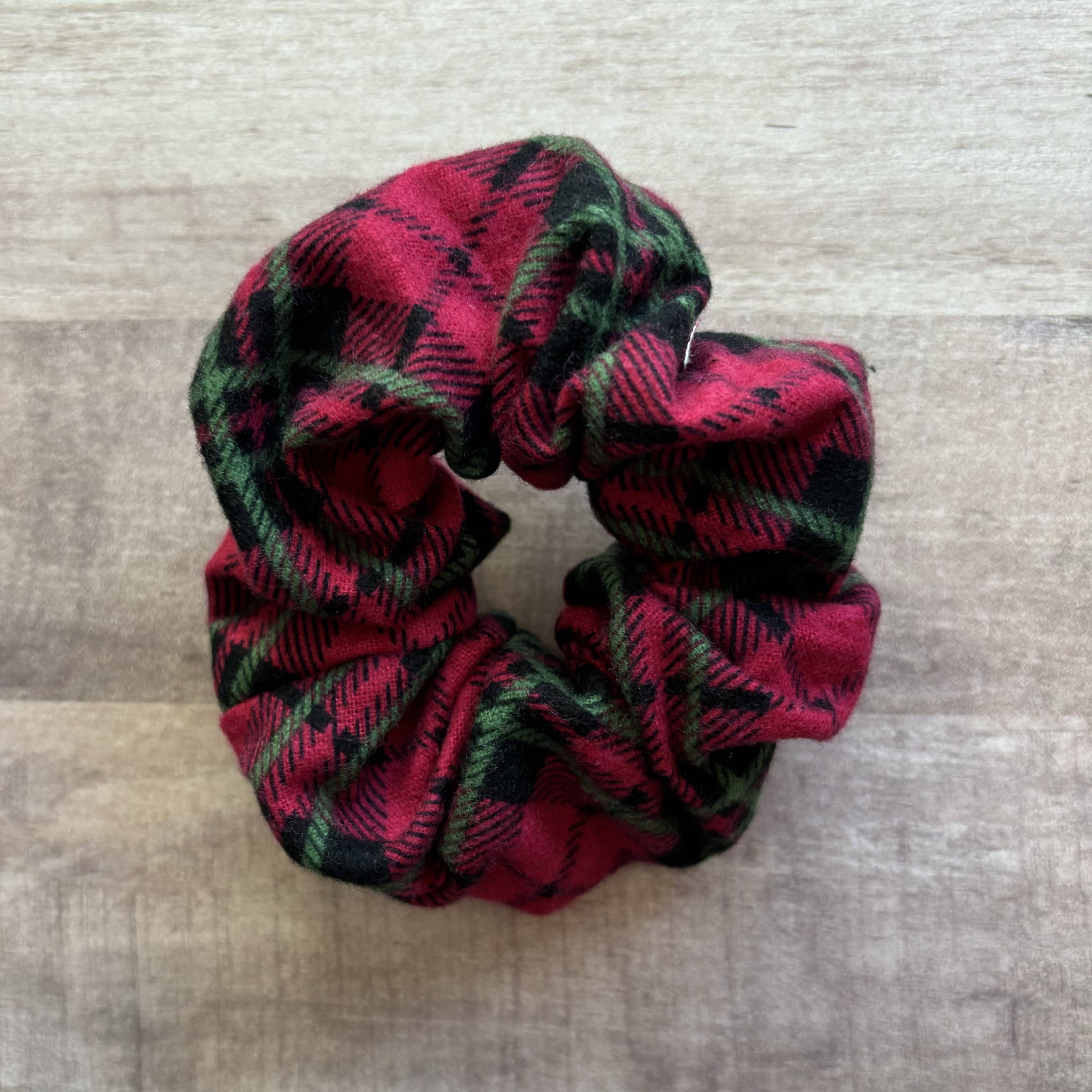 QuietJoy - Vente Chouchou – femme - Chouchou fait main en flanelle rouge et verte1