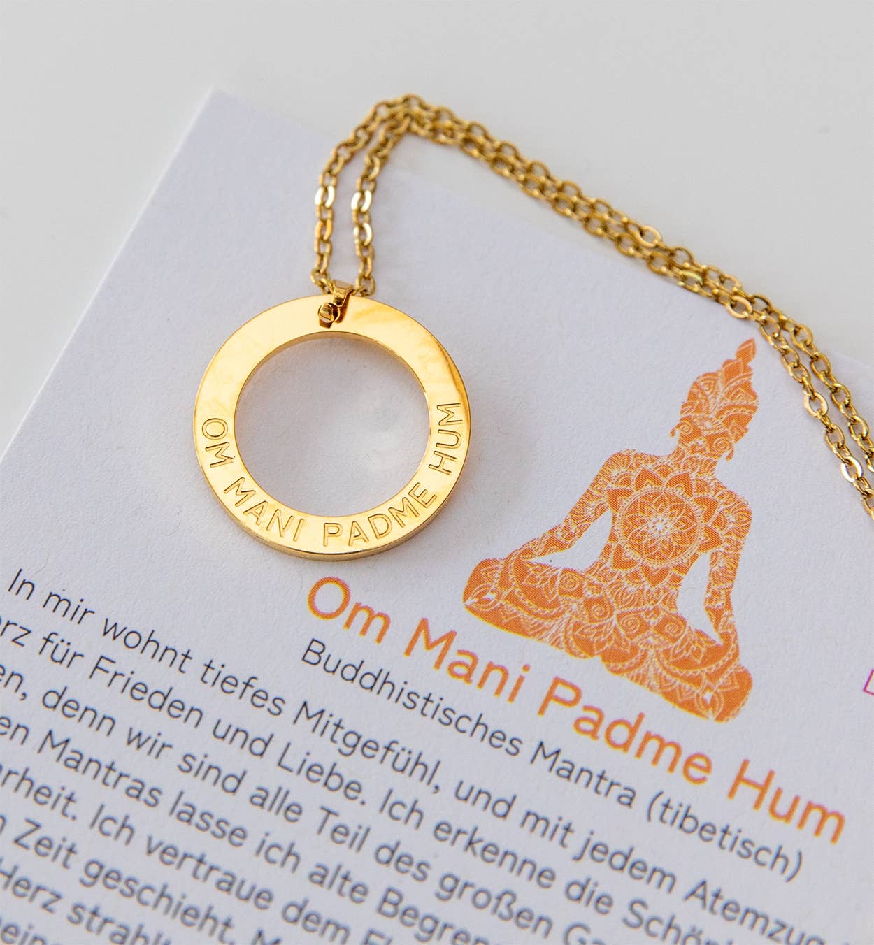 Divasya – Großhandel Kette mit Anhänger/Charm – Halskette mit Anhänger | vergoldet | Mantra: Om Mani Padme Hum0