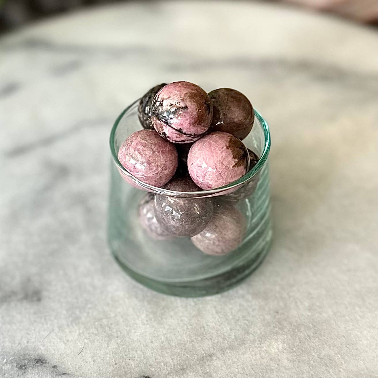 Pebble House - Vente Pierre et cristal de spiritualité - Sphère en rhodonite de 20 mm (cristaux et pierres)1