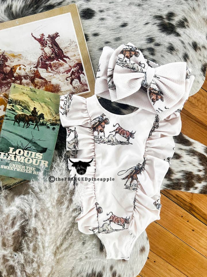 Maillot de bain à volants Cody Roper (Crème) pour la vente par Arrow F Apparel