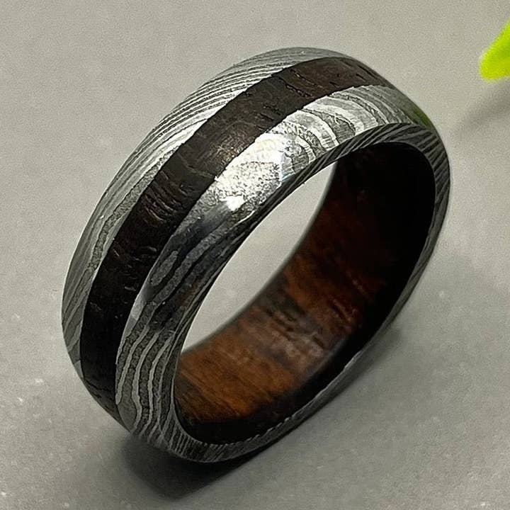 Damaskus Træ Vielsesring | Whiskey Tønde Damaskus Stålring | 8mm Forlovelsesring til Mænd | Unik Gave til Ham for engroshandel hos RustyStudioUSA