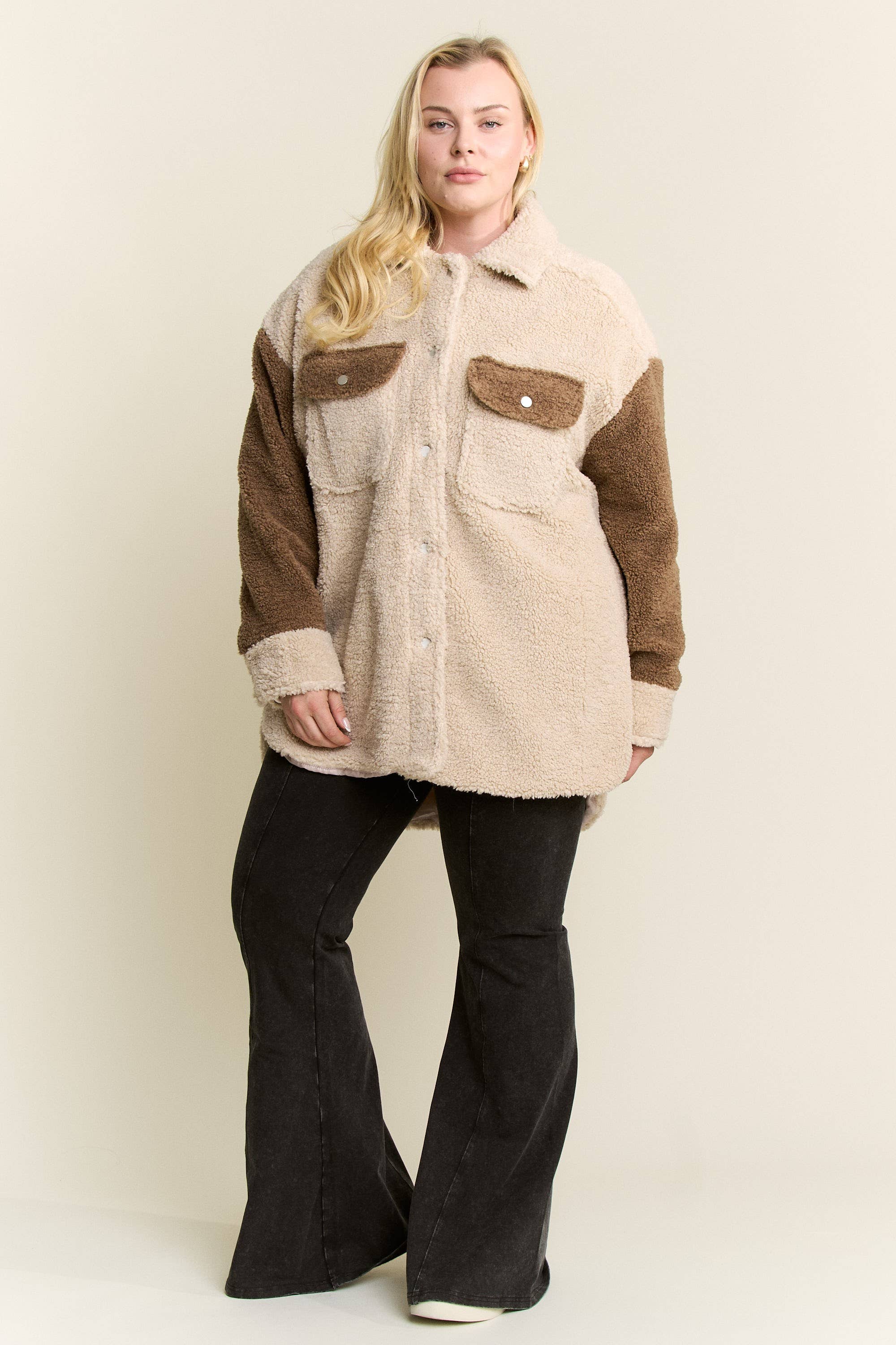 JADE BY JANE PLUS – Casaco camiseiro – Mulher por atacado – Casaco Sherpa Colorblock (Tamanho grande)1