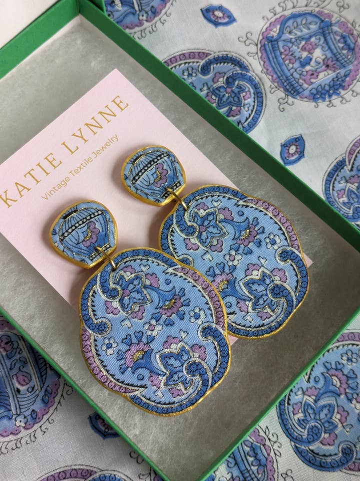 Boucle d'oreille Barbara Statement pour la vente par Katie Lynne - Vintage Textile Jewelry
