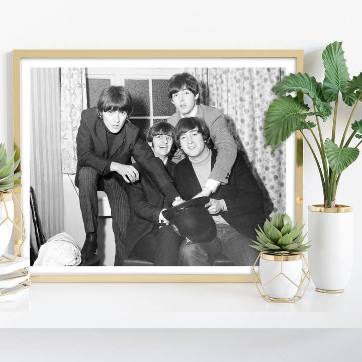 The Beatles - Holding Politi Hat - 11X14“ Premium Kunsttryk for engroshandel hos Star Editions