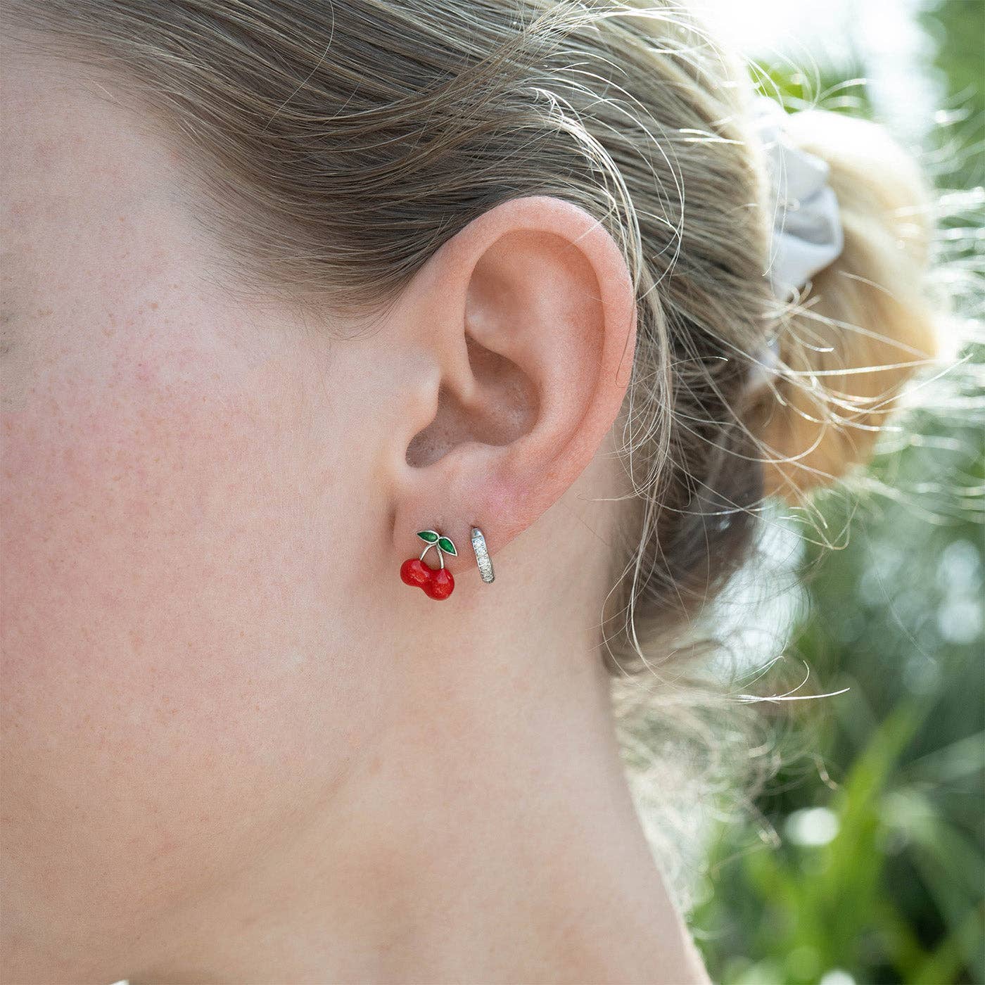 WJW - Venta al por mayor Pendientes de botón/aretes de poste - Pendientes de botón de cereza roja de acero inoxidable con PVD de oro de 18 quilates8