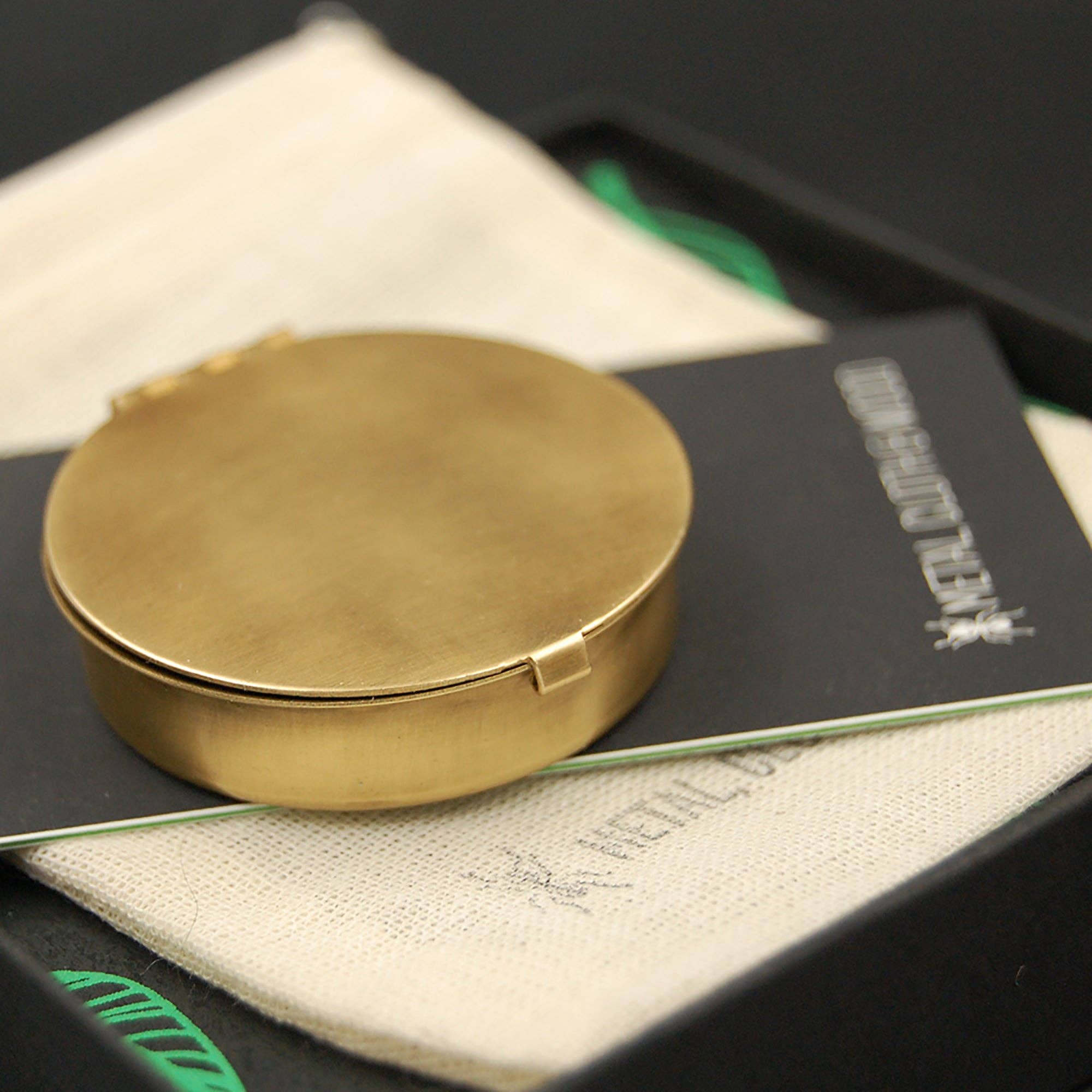 Metal Cloth & Wood - Vendita all'ingrosso Scatole decorative - Scatola per pillole o ciondoli in ottone rotonda piccola e semplice da 1,6" — Perfetta piccola e discreta scatolina per pillole per borsa o tasca!4