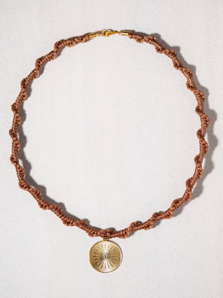 Collier Charme Macramé Goldie pour la vente par Daydream Weaver