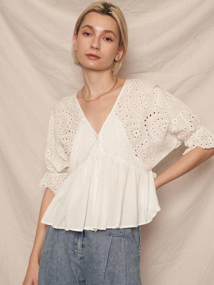 Blouse à œillets à manches bouffantes et col en V pour la vente par En Crème
