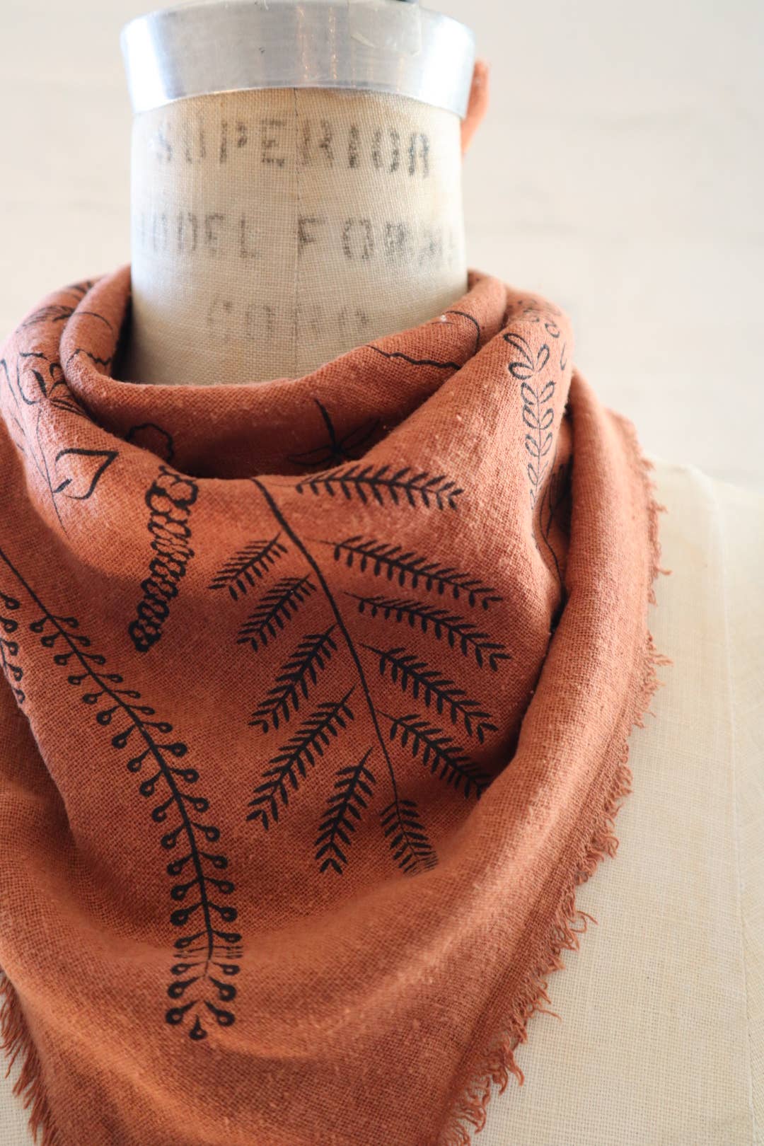 Eco Raw Studio - Vente Bandana – femme - Bandana imprimé botanique en terre cuite teint naturellement (noir)10